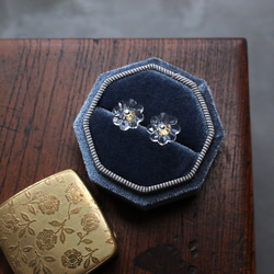 ヴィンテージガラスの透明な丸い花ピアス／ノンホールピアス［サージカルステンレス/チタン変更可能］ 3枚目の画像