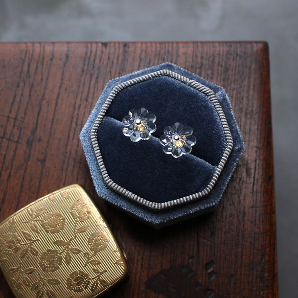 ヴィンテージガラスの透明な丸い花ピアス／ノンホールピアス［サージカルステンレス/チタン変更可能］ 3枚目の画像