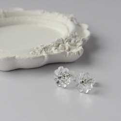 ヴィンテージガラスの透明な丸い花ピアス／ノンホールピアス［サージカルステンレス/チタン変更可能］ 12枚目の画像