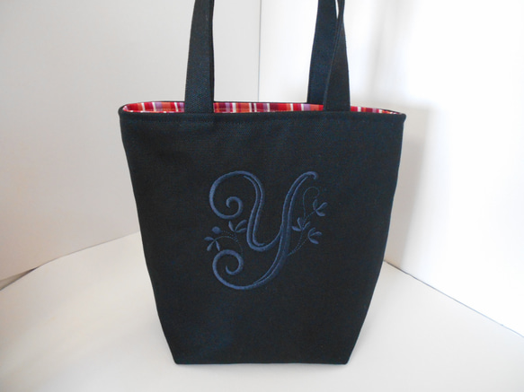 選べるヴィンテージイニシャル刺繍の帆布のミニトートバッグ　紺色 または黒色　チャコール刺繍 3枚目の画像