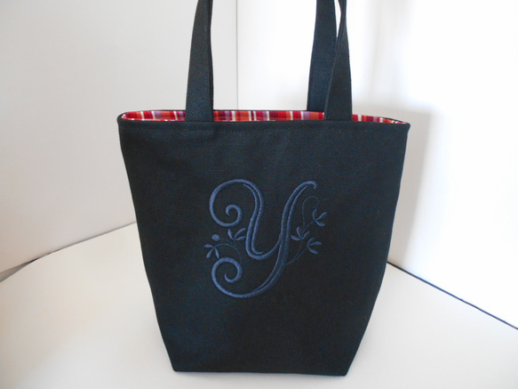 選べるヴィンテージイニシャル刺繍の帆布のミニトートバッグ　紺色 または黒色　チャコール刺繍 1枚目の画像