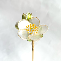 一輪の花と２つの蕾の白梅のかんざし(ガク緑) 6枚目の画像