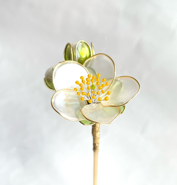 一輪の花と２つの蕾の白梅のかんざし(ガク緑) 6枚目の画像