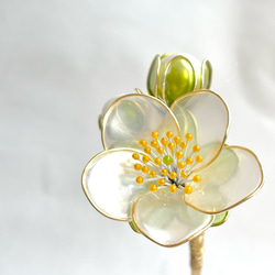 一輪の花と２つの蕾の白梅のかんざし(ガク緑) 3枚目の画像