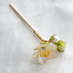 一輪の花と２つの蕾の白梅のかんざし(ガク緑) 4枚目の画像
