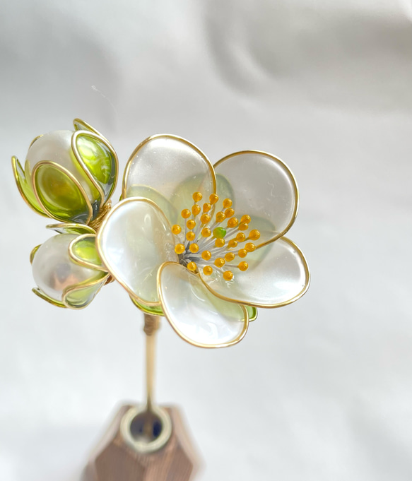 一輪の花と２つの蕾の白梅のかんざし(ガク緑) 1枚目の画像