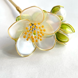一輪の花と２つの蕾の白梅のかんざし(ガク緑) 8枚目の画像