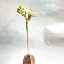一輪の花と２つの蕾の白梅のかんざし(ガク緑) 9枚目の画像