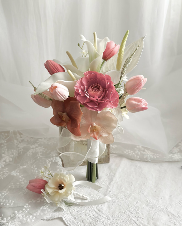 チューリップとカラーの造花ブーケ　胡蝶蘭　ウェディングブーケ　アーティフィシャルブーケ　コチョウラン 1枚目の画像