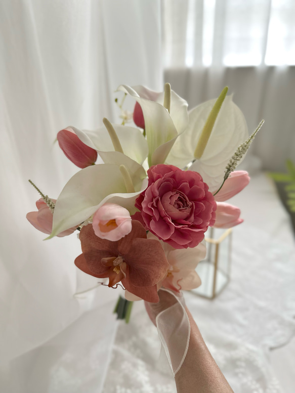チューリップとカラーの造花ブーケ　胡蝶蘭　ウェディングブーケ　アーティフィシャルブーケ　コチョウラン 4枚目の画像