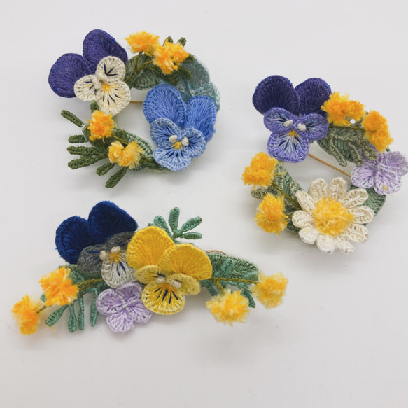 【春色新作2024】立体刺繍の野の花のリースブローチ(ビオラ.あじさい.ミモザ) 3枚目の画像