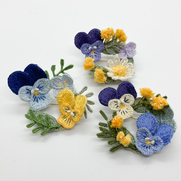 【春色新作2024】立体刺繍の野の花のリースブローチ(ビオラ.あじさい.ミモザ) 4枚目の画像