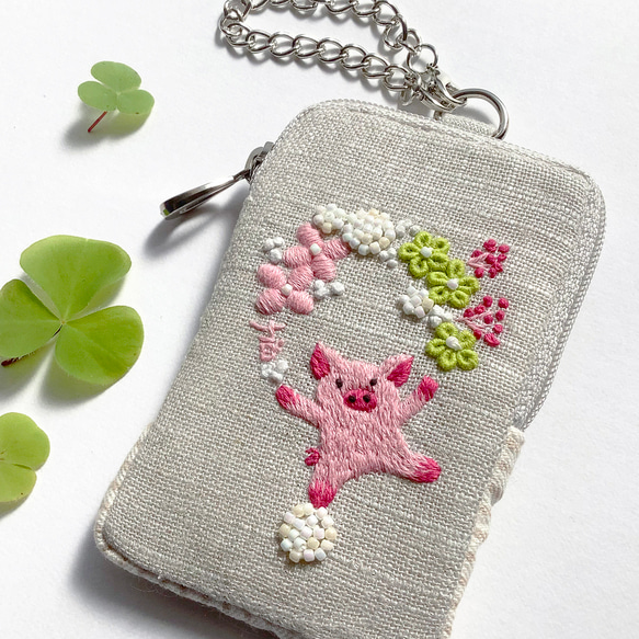 手刺繍パスケース「花ジャグリングコブタ」　ICカードポーチ。 3枚目の画像