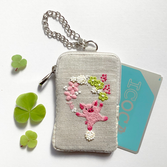 手刺繍パスケース「花ジャグリングコブタ」　ICカードポーチ。 1枚目の画像