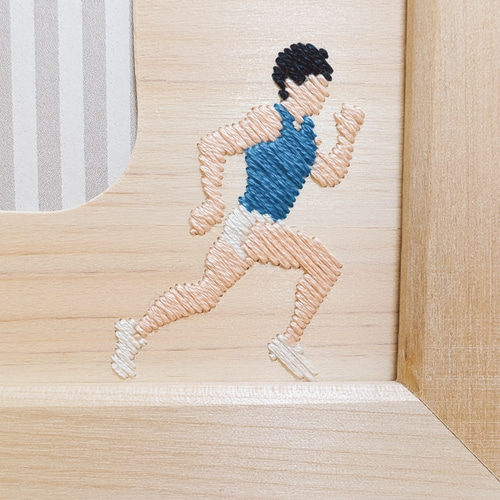 陸上競技の木刺繍フォトフレーム 青いシャツのランナー フォトフレーム