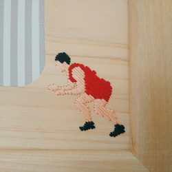 レスリングの木刺繍フォトフレーム　赤いシングレットのレスリング選手 2枚目の画像