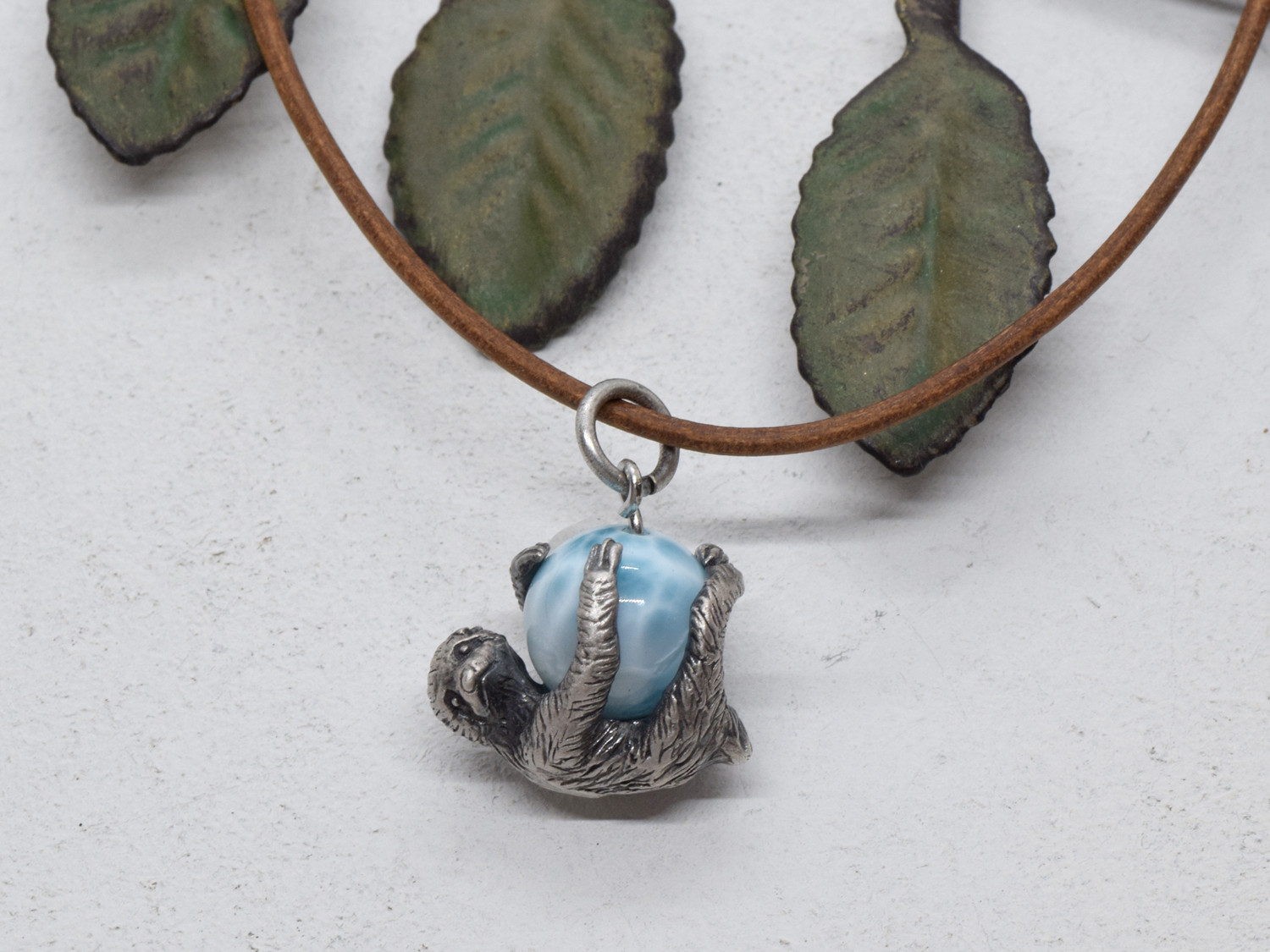 限定1点　スロ〜ライフなナマケモノ玉ペンダント　ラリマー　革ヒモネックレス付き