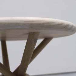 ソファ横のサイドテーブルに！クロスした脚がかわいいリンクルテーブル（ホワイト） 4枚目の画像
