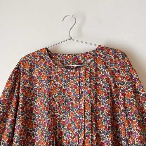 リバティ生地使用 ピンタックブラウス リバティ生地使用 ピンタックブラウス