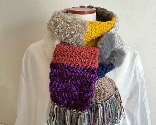 ★匿名配送★ハンドメイド カラフルカラーのロングマフラー オリジナル缶バッチ付き ☆匿名配送☆ハンドメイド カラフルカラーのロングマフラー