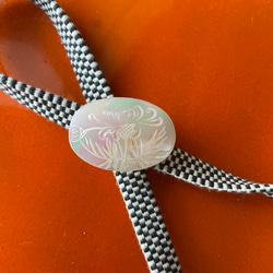 白蝶貝の帯留　菊の篆刻　将　三分紐付き 1枚目の画像