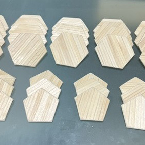 木で作ったサッカーボール　木彫り　ハンドメイド　残り1個！　職人技　2 木で作ったサッカーボール 木彫り ハンドメイド 残り1個！ 職人