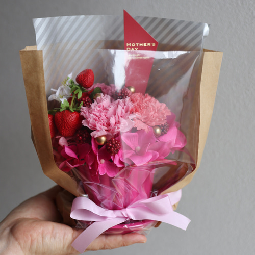 母の日】フラワードルチェ 苺とカーネーションのブリキカップアレンジ