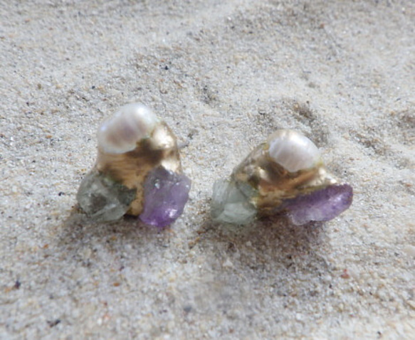 Raw Amethyst &Aquamarine 　原石の金継ぎピアス☆アメジスト＆アクアマリン＆パール☆チタンポスト 4枚目の画像