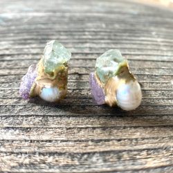 Raw Amethyst &Aquamarine 　原石の金継ぎピアス☆アメジスト＆アクアマリン＆パール☆チタンポスト 1枚目の画像