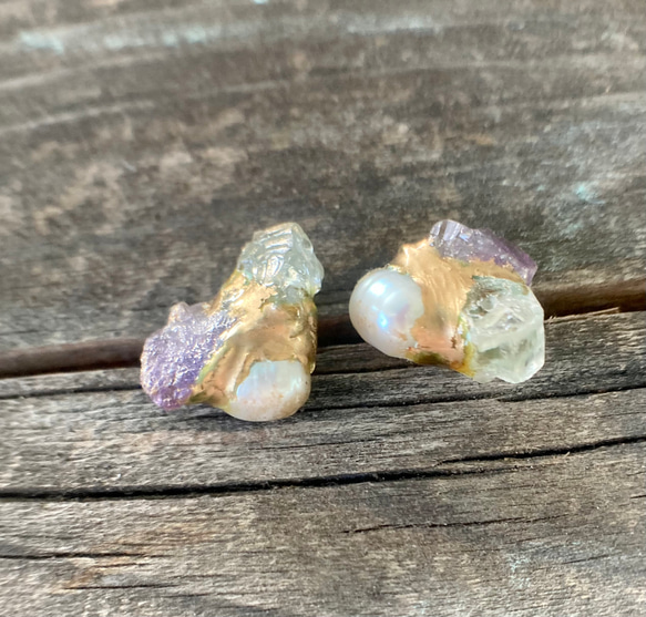 Raw Amethyst &Aquamarine 　原石の金継ぎピアス☆アメジスト＆アクアマリン＆パール☆チタンポスト 10枚目の画像