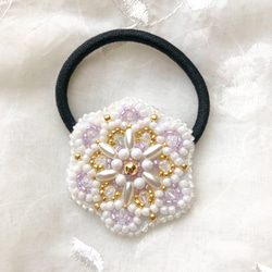 ビーズ刺繍　ヘアゴム　お花モチーフ　パール　ヘアアクセ　ヘアアレンジ　お呼ばれ　オケージョン　卒業式　ラベンダー色 3枚目の画像