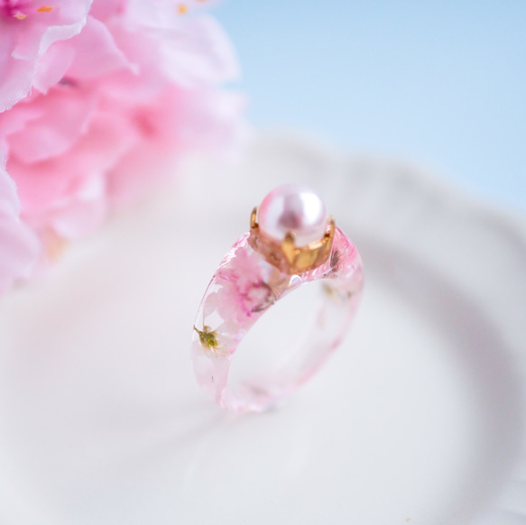 【桜の美苑 後夜祭】葉桜ピンク ガラスパール リング 金属アレルギー対応 1枚目の画像