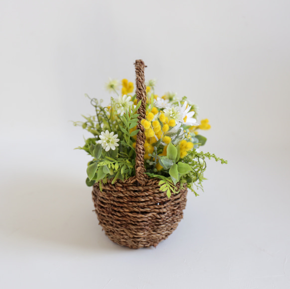 春のナチュラルバスケット〜ミモザと小花とグリーン 母の日にも 5枚目の画像