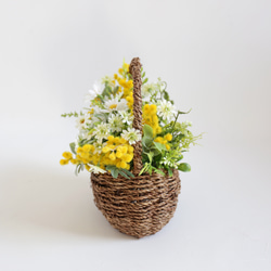春のナチュラルバスケット〜ミモザと小花とグリーン 母の日にも 3枚目の画像