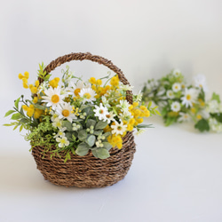 春のナチュラルバスケット〜ミモザと小花とグリーン 母の日にも 1枚目の画像