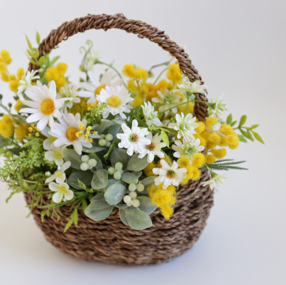 春のナチュラルバスケット〜ミモザと小花とグリーン 母の日にも 7枚目の画像