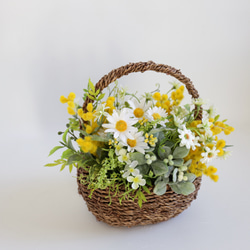 春のナチュラルバスケット〜ミモザと小花とグリーン 母の日にも 10枚目の画像