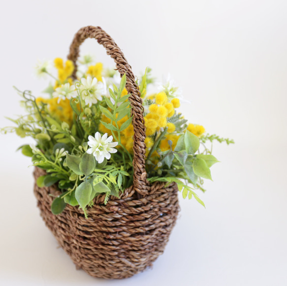 春のナチュラルバスケット〜ミモザと小花とグリーン 母の日にも 9枚目の画像