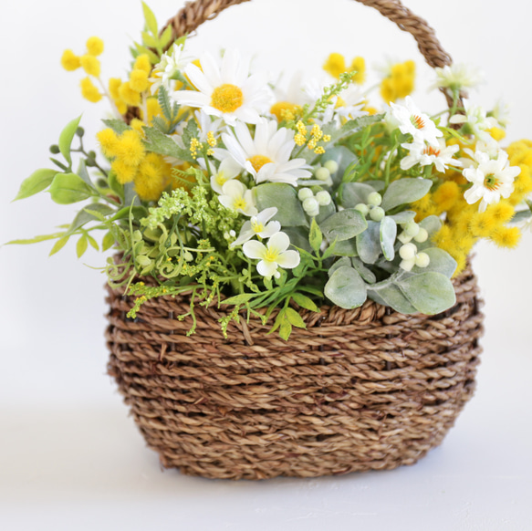 春のナチュラルバスケット〜ミモザと小花とグリーン 母の日にも 6枚目の画像