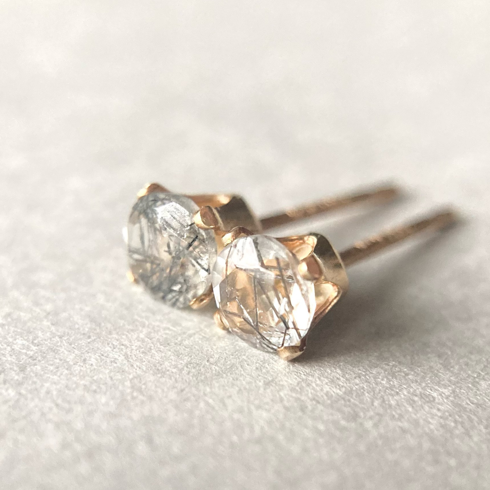 【黒針水晶】トルマリンクォーツのスタッドピアス【14KGF 4mm】