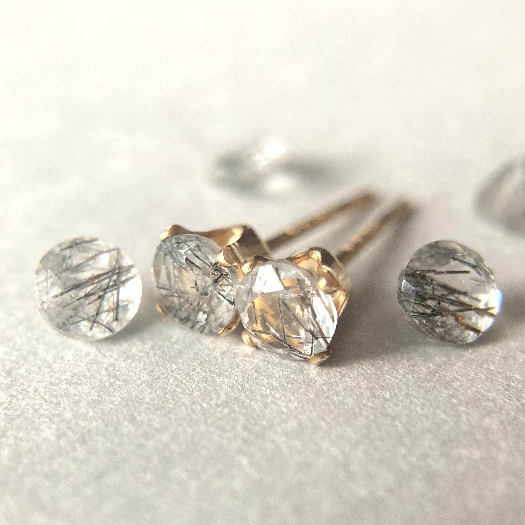 【黒針水晶】トルマリンクォーツのスタッドピアス【14KGF 4mm】