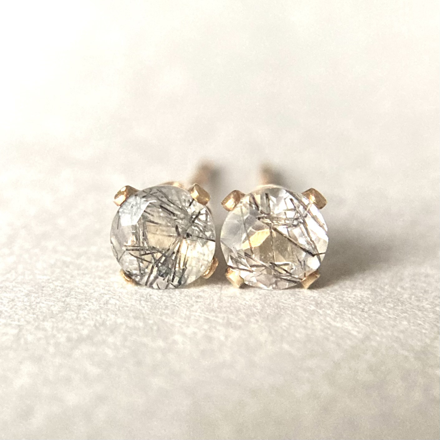 【黒針水晶】トルマリンクォーツのスタッドピアス【14KGF 4mm】