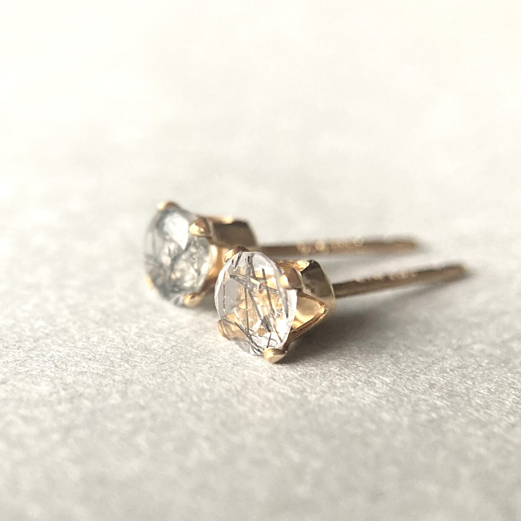 【黒針水晶】トルマリンクォーツのスタッドピアス【14KGF 4mm】