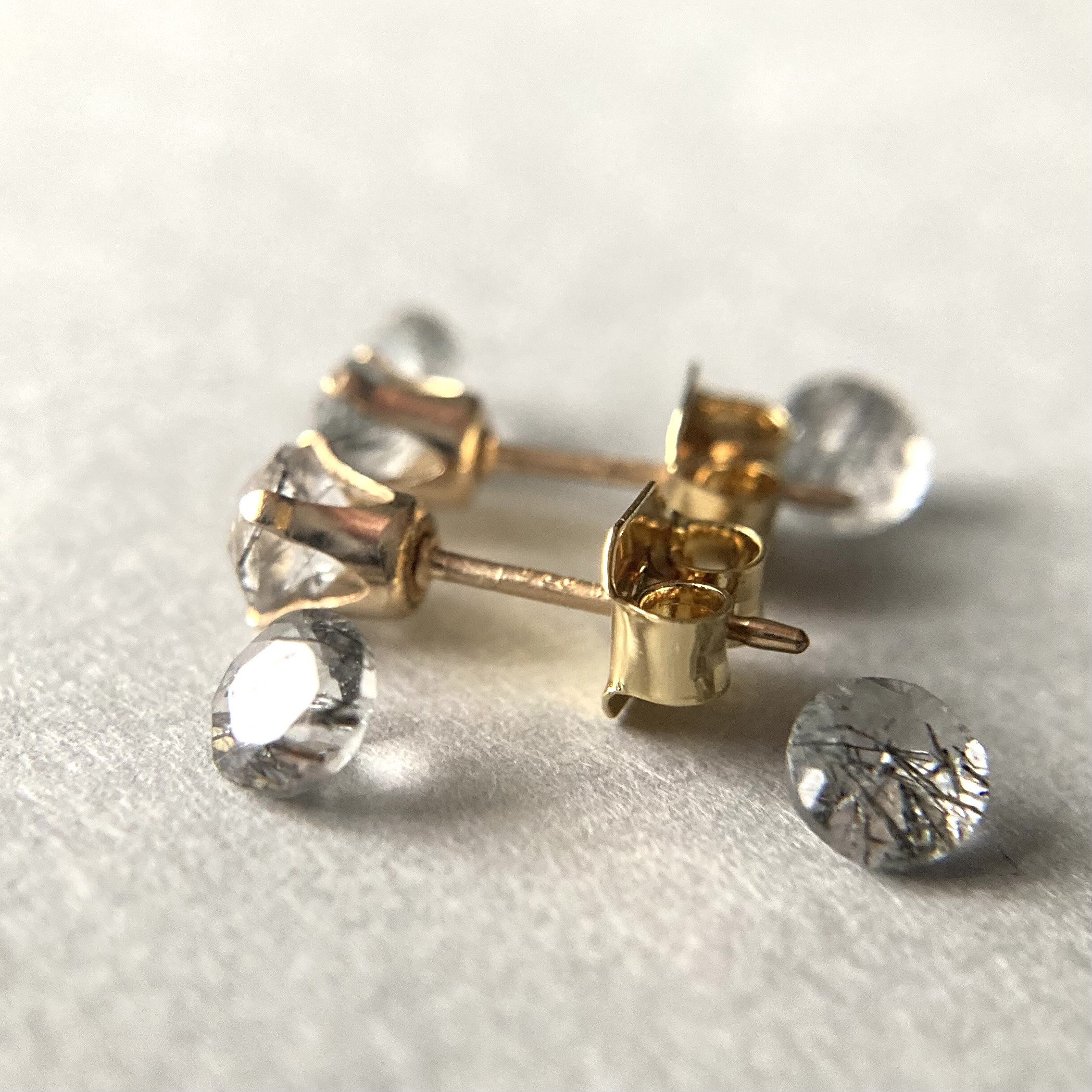 【黒針水晶】トルマリンクォーツのスタッドピアス【14KGF 4mm】