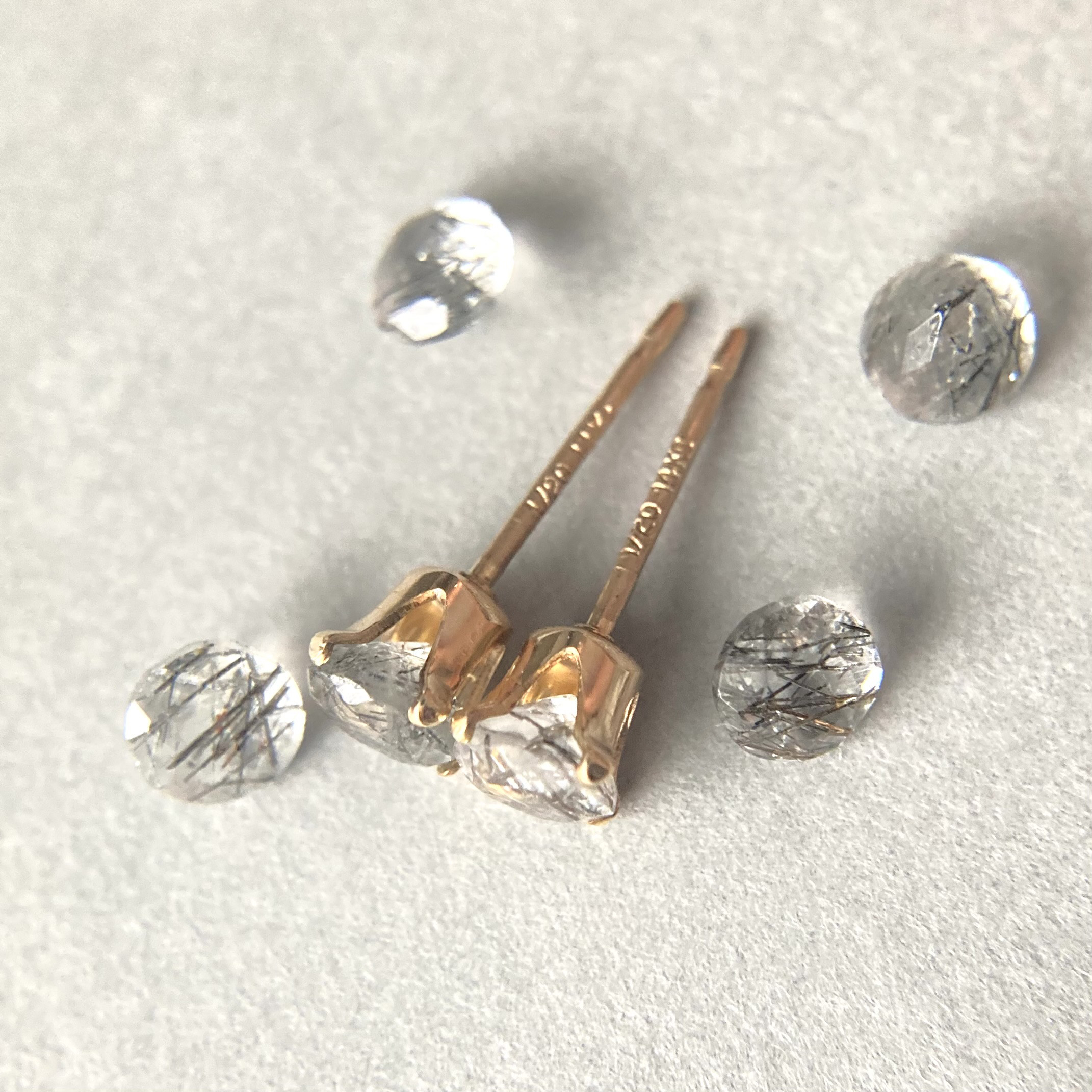 【黒針水晶】トルマリンクォーツのスタッドピアス【14KGF 4mm】