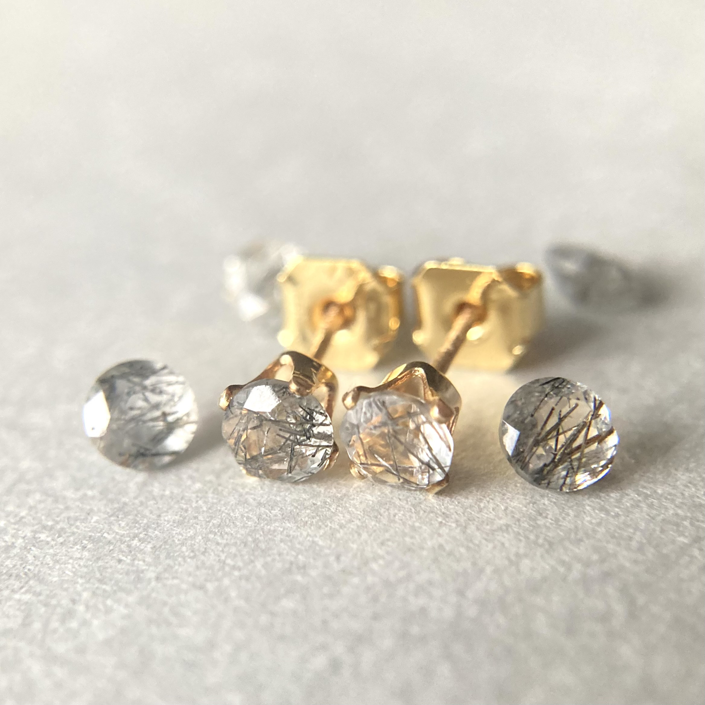 【黒針水晶】トルマリンクォーツのスタッドピアス【14KGF 4mm】