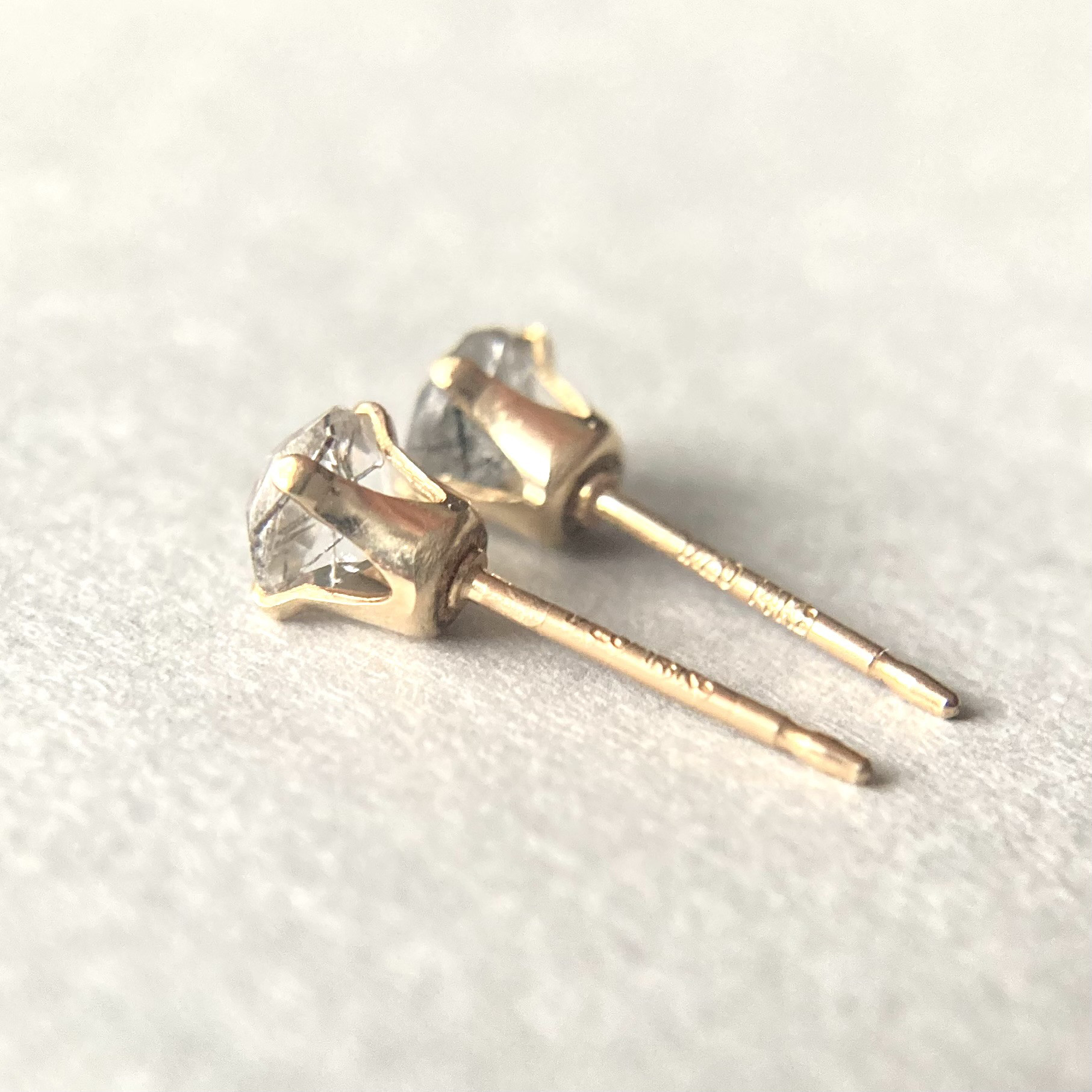 【黒針水晶】トルマリンクォーツのスタッドピアス【14KGF 4mm】