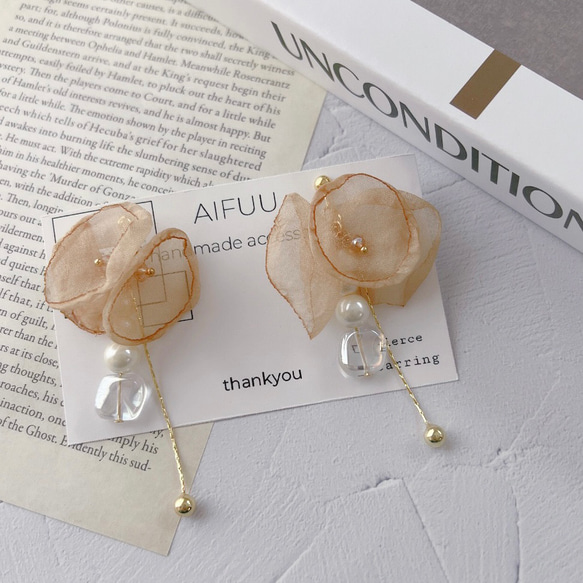 ベージュフラワーシフォン✖️ビーズ＆ゴールドチャーム イヤリング  