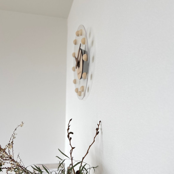 モダンな壁掛け時計 - クリア透明＆自然木製デザイン | 静かで可愛いインテリア時計 9枚目の画像