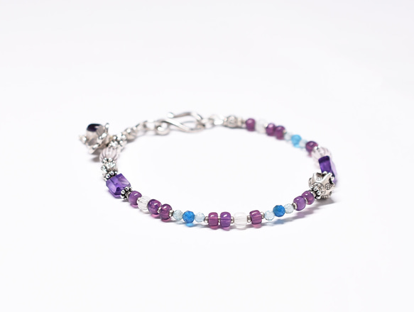 紫水晶和醋栗卡倫銀，紫羅蘭法國復古珠，海藍寶石和磷灰石手鍊（紫水晶 第4張的照片